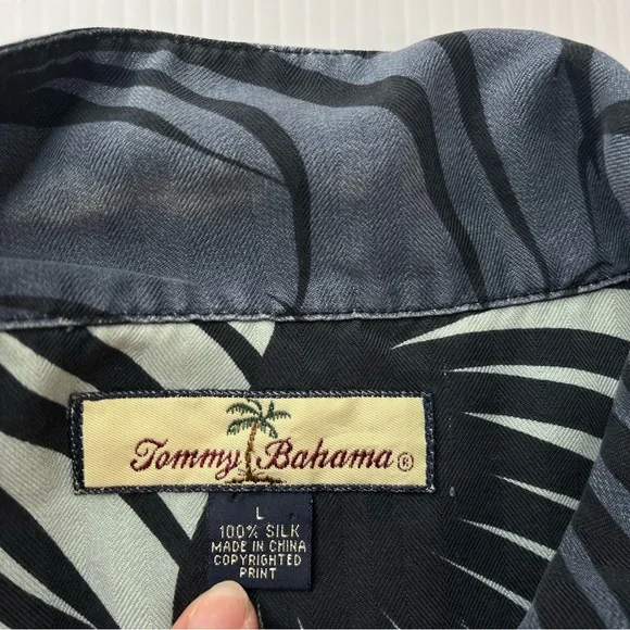 Tommy Bahama 100% SILK Mens Button Up Short Sleeve Shirt Hawaiian Print Casual L - Picture 2 of 11